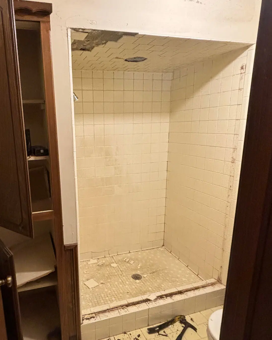 Bathroom 01 - Before 2